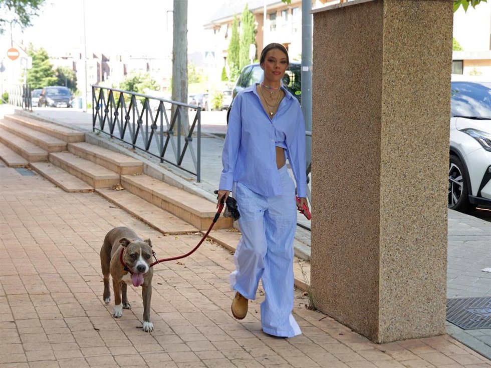 Alejandra Rubio pasea con la mascota de su pareja, Carlo Costanzia, a 2 de julio de 2024, en Madrid (España) PERRO;CALLE;PASEO José Ramón Hernando / Europa Press 02/7/2024
