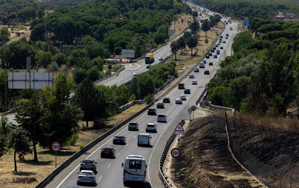Varios vehículos durante la 'Operación Especial 1 de agosto' en la A-5, a 31 de julio de 2024, en Madrid (España). La Dirección General de Tráfico (DGT) ha puesto en marcha hoy la 'Operación Especial 1 de agosto', y prevé 510.000 desplazamientos por c