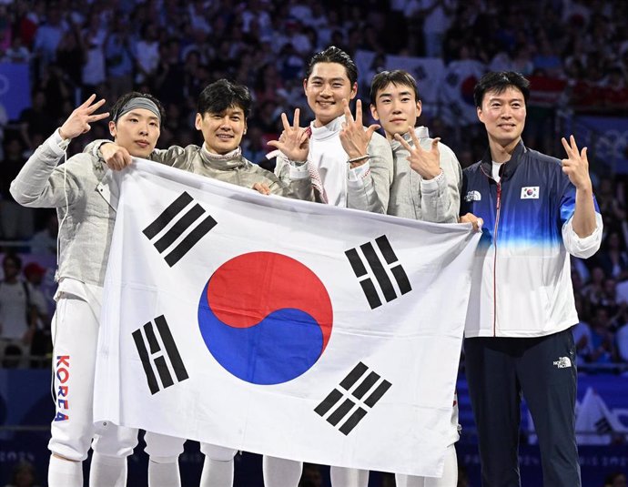 El equipo de Corea del Sur se lleva la medalla de oro en sable por equipos ante Hungría en los Juegos Olímpicos de Paris 2024