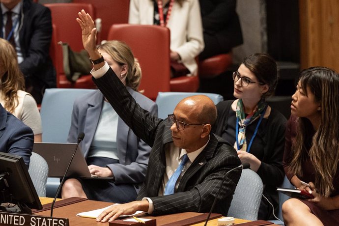 Archivo - 20 May 2024, US, New York: United States ambassador Robert Wood votes against draft resolution during the Security Council meeting on non-proliferation of weapons in space at UN Headquarters. Photo: Lev Radin/ZUMA Press Wire/dpa