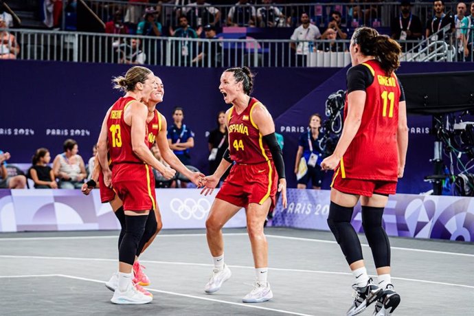 La selección española femenina de baloncesto 3x3 celebra un triunfo.