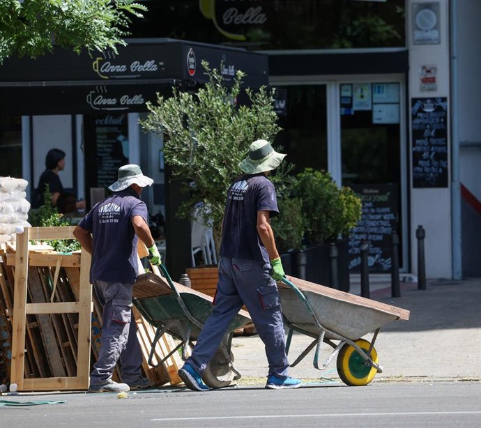Dos personas trabajan con altas temperaturas