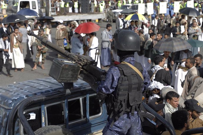 Archivo - May 31, 2024, Sanaa, Sanaa, Yemen: A Houthi soldier holds a machine gun on a military truck during a protest against the US and Israel, and in solidarity with the Palestinian people..Houthi military spokesman Yahya Sarea reported that airstrikes