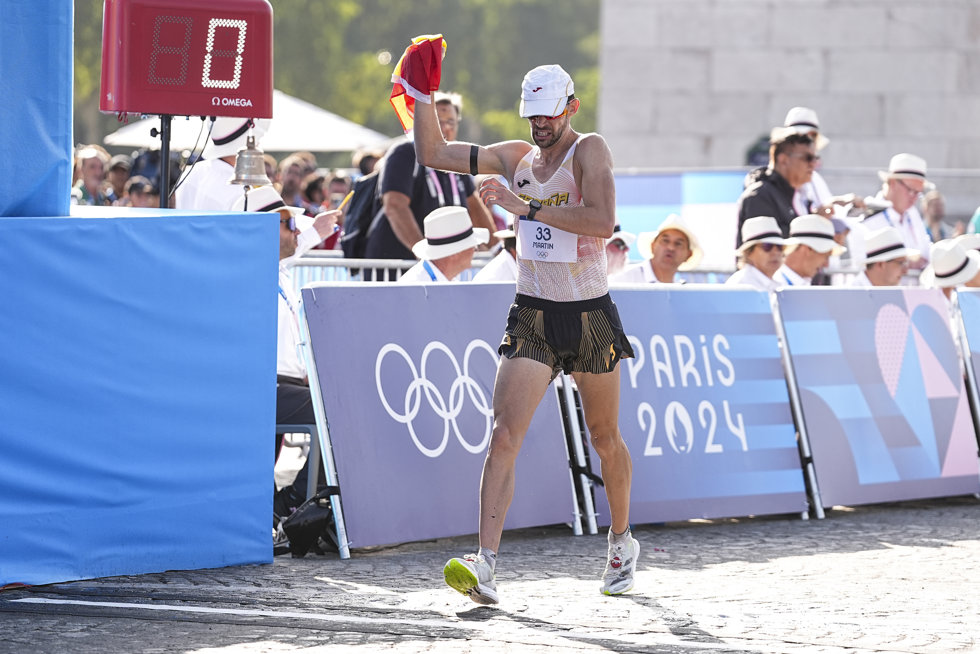 Álvaro Martín cruza tercero la meta de los 20 kms marcha de Paris 2024