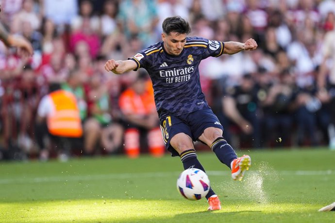 Archivo - Brahim Diaz of Real Madrid shoots for goal during the Spanish league, La Liga EA Sports, football match played between Granada CF and Real Madrid at Los Carmenes stadium on May 11, 2024, in Granada, Spain.