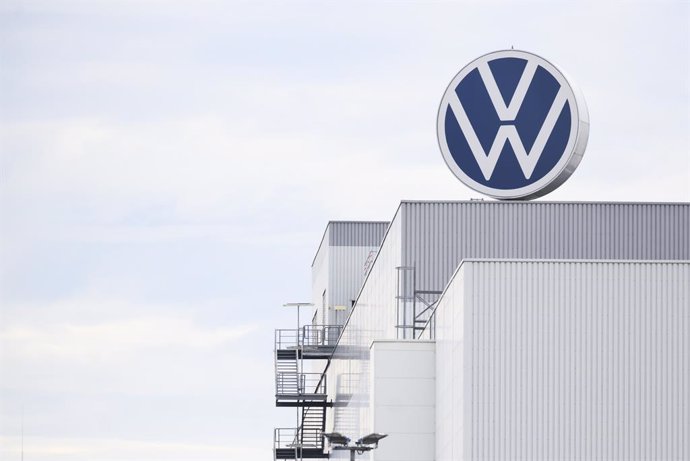 Archivo - 29 September 2023, Lower Saxony, Hanover: A Volkswagen logo rotates on the roof of the Volkswagen Commercial Vehicles plant. On Friday, the VW Supervisory Board discusses the future plant allocation and model planning in the Group.