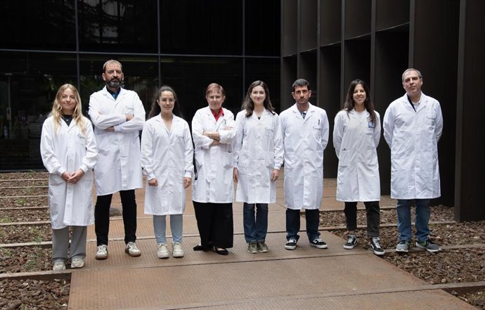 Archivo - De izqda a dcha: Claudia Rodriguez Neira, Enrique Santamaría Martínez, Miriam Echaide Gorriz, Grazyna Kochan, Luisa Chocarro de Erauso, Joaquín Fernández Irigoyen, Karina Ausín Pérez, David Escors Murugarren.