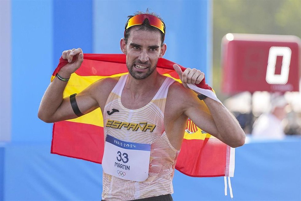 Álvaro Martín celebra su medalla de bronce en París con una bandera esapañola.