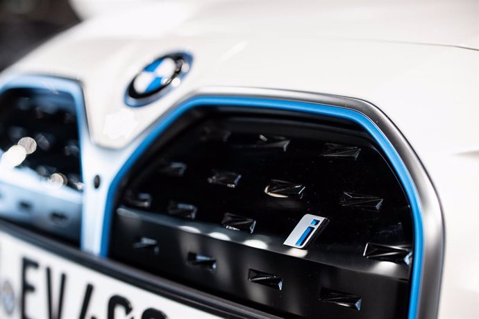 Archivo - FILED - 29 September 2021, Bavaria, Garching: The logo of BMW's "i" sub-brand is seen on the grill at the front of a BMW i4 during a BMW press event. 