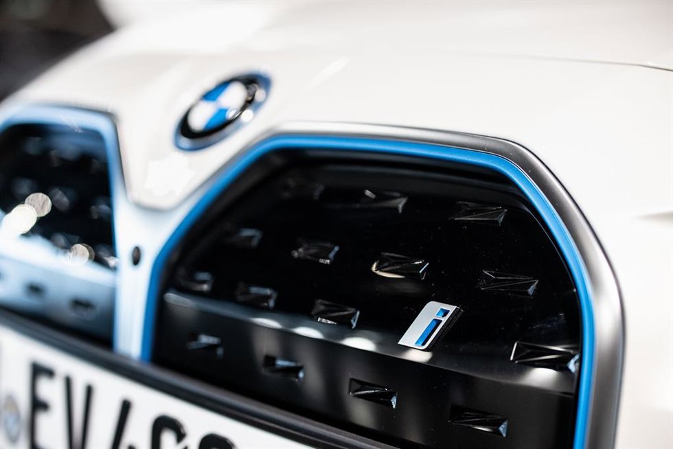 Archivo - FILED - 29 September 2021, Bavaria, Garching: The logo of BMW's "i" sub-brand is seen on the grill at the front of a BMW i4 during a BMW press event.