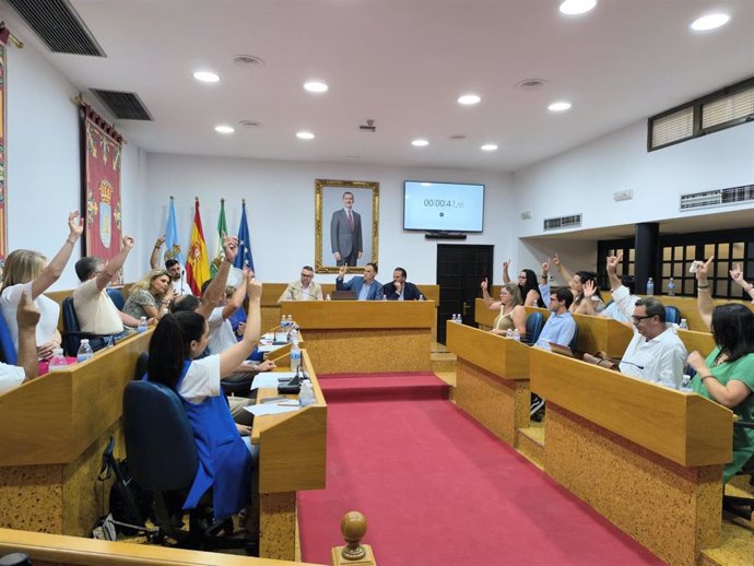 Votación de la moción en el pleno de Lebrija (Sevilla).