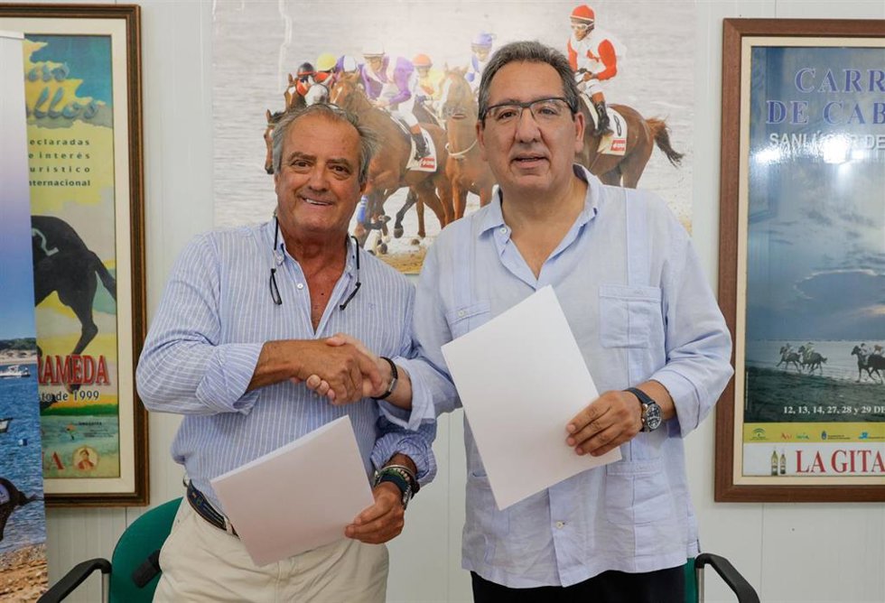 El presidente de la Fundación Cajasol, Antonio Pulido, y el presidente de la Real Sociedad de Carreras de Caballos de Sanlúcar, Rafael Hidalgo.