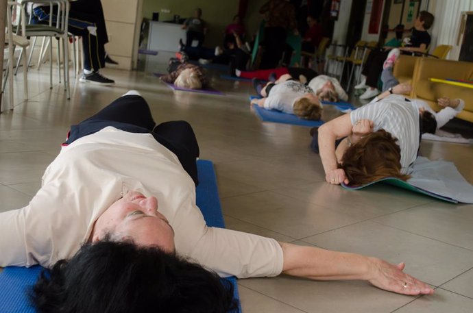 Archivo - Personas mayores hacviendo gimnasia (archivo)