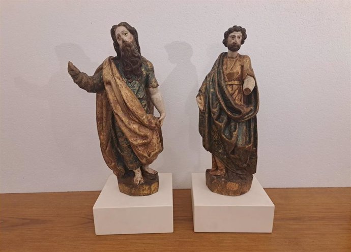 San Pedro, a la izquierda, y San Pablo, a la derecha, las tallas del mes de agosto en el Palacio Gaudí de Astorga (León).