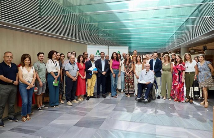 La consejera de Inclusión Social, Juventud, Familias e Igualdad, Loles López, y la delegada del Gobierno, Aránzazu Martín, en el Foro Provincial de Innovación Social en Almería.