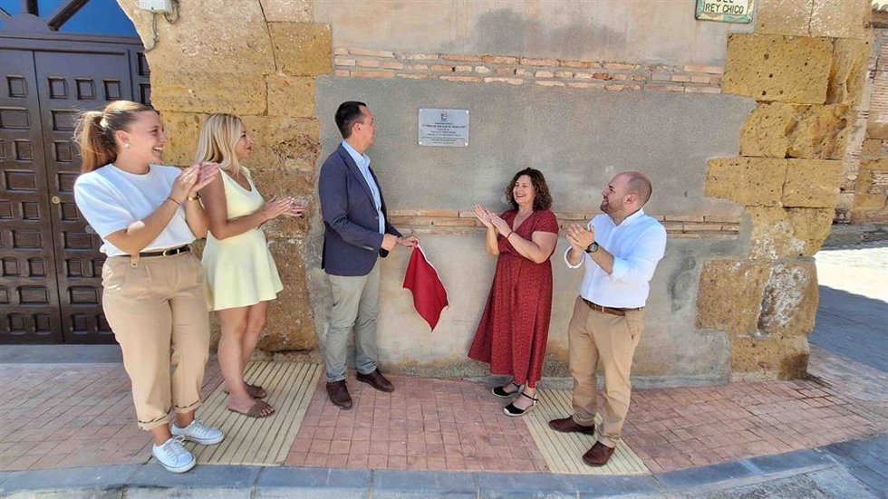 El subdelegado del Gobierno, José María Martín, en la presentación de la placa de los dos apartamentos turísticos .