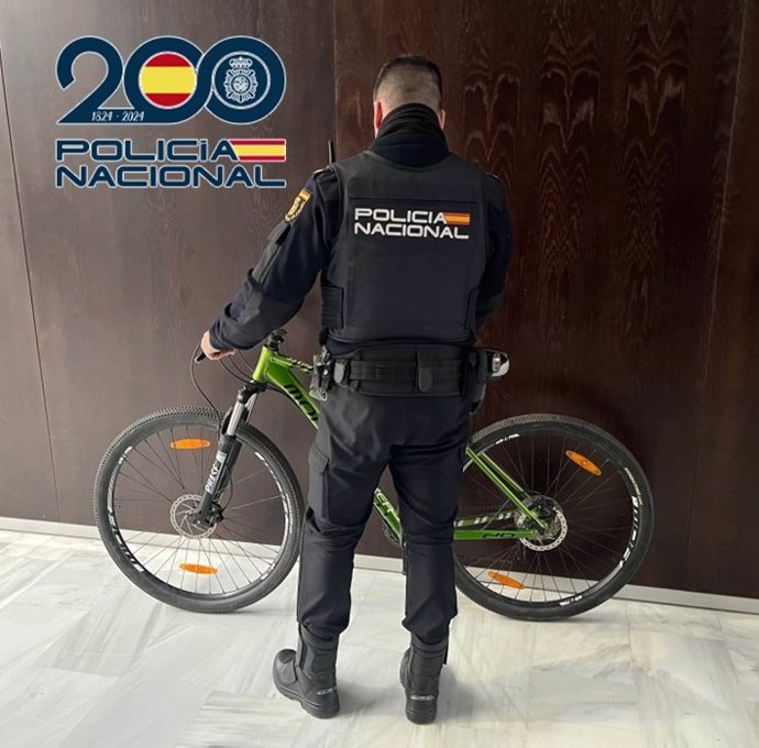 Agente policial con una de las bicicletas recuperadas