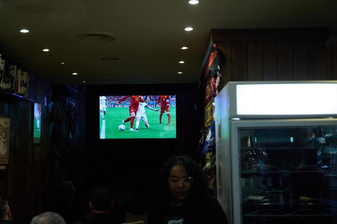 Archivo - Pantallas de televisión en el Soccer Bar durante el partido de España contra Costa Rica en el Mundial de Qatar, a 23 de noviembre de 2022, en Madrid (España). La selección española de fútbol se  estrena en el Mundial de Catar, con un duelo ant