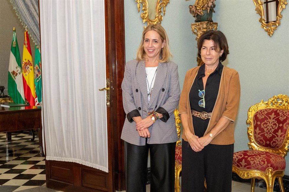Archivo - Almudena Martínez con la presidenta de Autismo Cádiz.