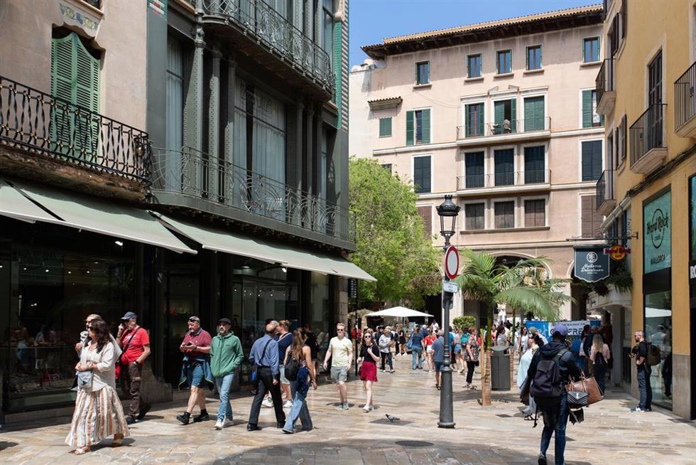 Archivo - Varios turistas en una calle de Palma de Mallorca, a 16 de abril de 2024, en Palma de Mallorca, Mallorca, Baleares (España).