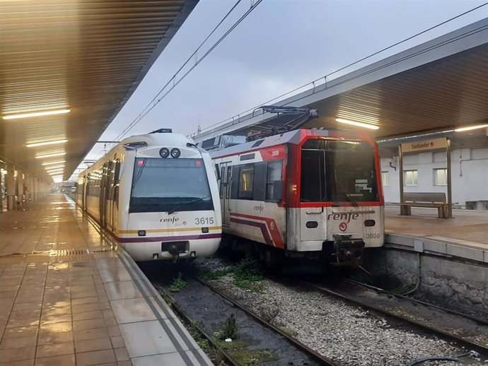 Archivo - Trenes en la estación de Renfe en Santander