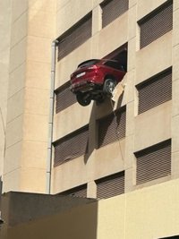 Un coche queda suspendido en la tercera planta de un edificio de aparcamientos de Ibiza