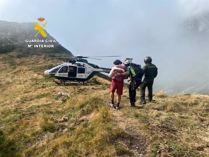 Rescatado un montañero lesionado en un hombro tras una caída en Collado del Frade (León)