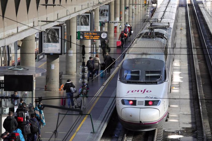 Archivo - Un tren de Alta Velocidad, estacionado en Santa Justa, en foto de archivo.