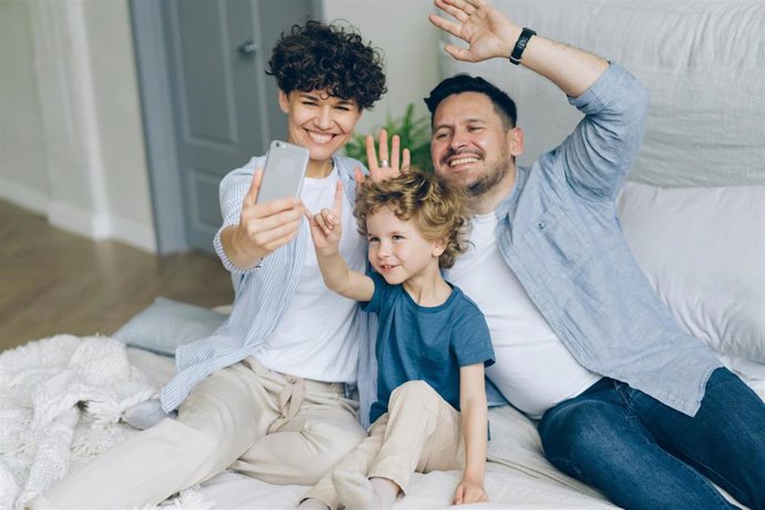 Tres personas realizando una videollamada desde la cama