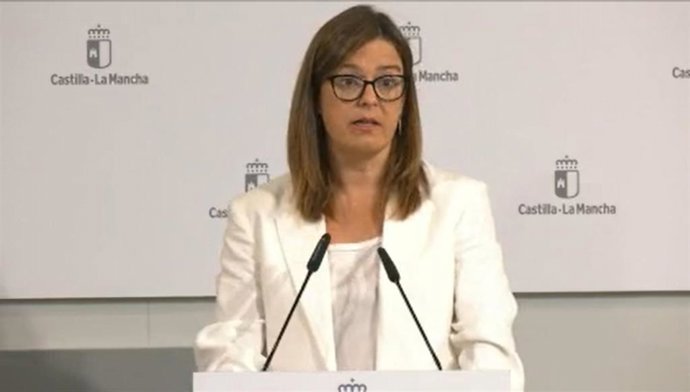 La portavoz del Gobierno de Castilla-La Mancha, Esther Padilla, en rueda de prensa.