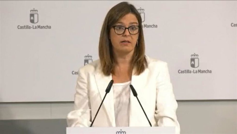 La portavoz del Gobierno de Castilla-La Mancha, Esther Padilla, en rueda de prensa.