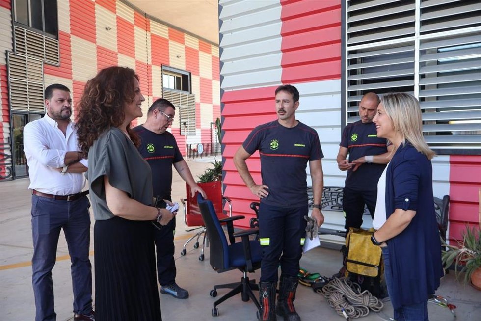 Alcalá refuerza el servicio de sus bomberos con nuevos equipamientos, herramientas y un vehículo autobomba.