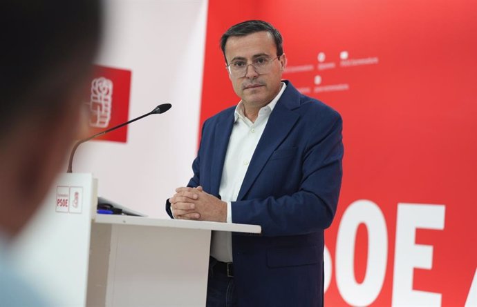 El secretario general del PSOE de Extremadura, Miguel Ángel Gallardo, en rueda de prensa en Mérida