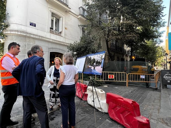 La delegada de Obras y Equipamientos, Paloma García Romero, y la concejala de Salamanca, Cayetana Hernández de la Riva, supervisan el inicio de los trabajos De remodelación de las calles Recoletos y Cid para consolidar su peatonalización
