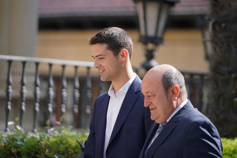 El portavoz de la formación nacionalista en el Parlamento Vasco, Joseba Díez Antxustegi (i), y el presidente del EBB del PNV, Andoni Ortuzar (d), a su llegada a reunirse con el Lehendakari, en el Palacio de Ajuria Enea, a 16 de julio de 2024, en Vitoria