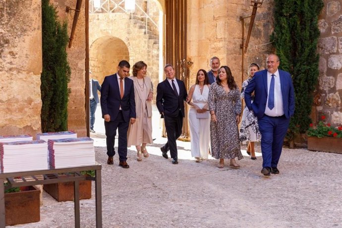 La directora general de Turismo, Comercio y Artesanía de C-LM, Ana Isabel Fernández Samper, junto al presidente regional, Emiliano García-Page