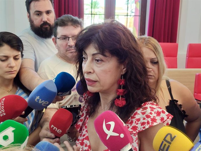La ministra de Igualdad, Ana Redondo, atiende a los medios en Mérida.