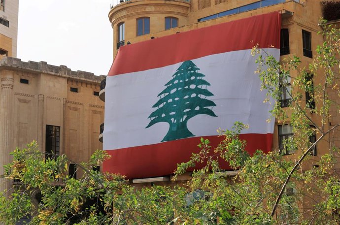 Archivo - BEIRUT, Nov. 23, 2022  -- A Lebanese flag is seen on the Independence Day in Beirut, Lebanon, Nov. 22. 2022.