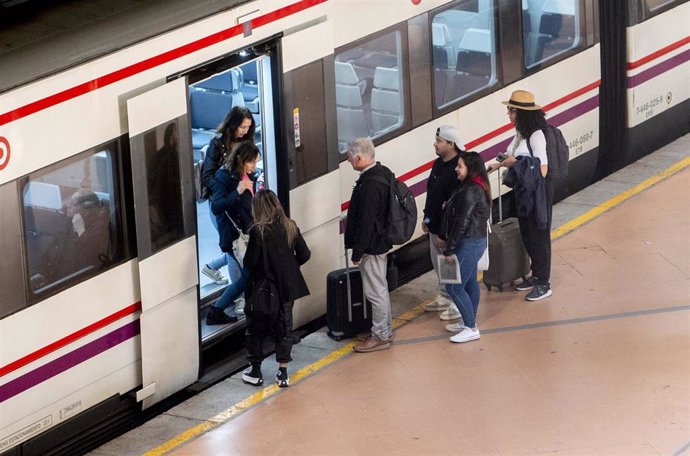 Archivo - Un grupo de personas en uno de los andenes de la estación 