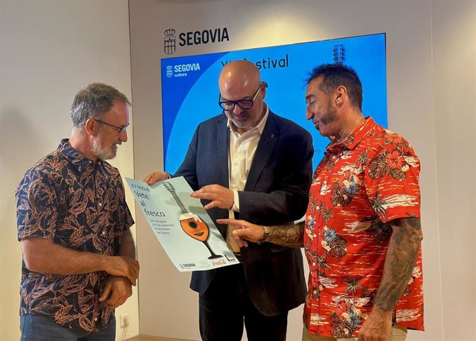 El coordinador de 'Vete al Fresco', Fernando Martín (izda); el concejal de Cultura, Juan Carlos Monroy y el gerente de Hotuse, Javier García Crespo.