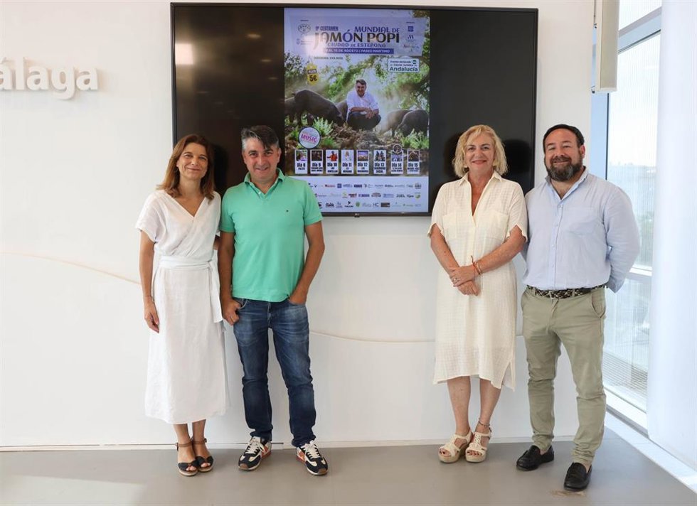 La diputada provincial Salomé Hidalgo, junto al cortador profesional José María Tellez 'Popi'