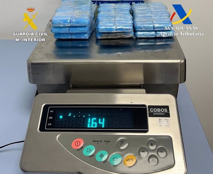 Cápsulas de cocaína inacuatadas por agentes de la Guardia Civil en el aeropuerto de Lanzarote