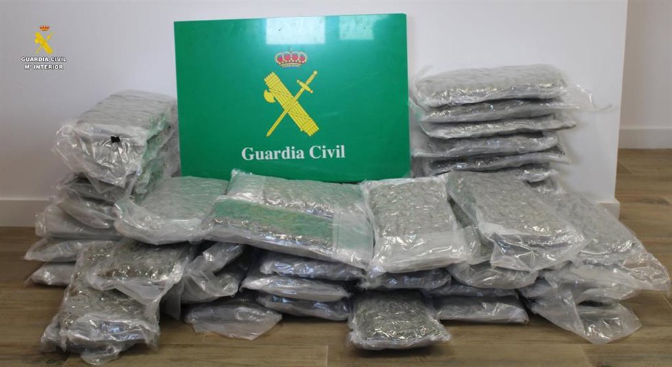 Droga incautada en las maletas del autobús.