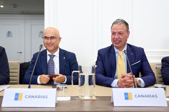 Archivo - El director general de Ordenación, Formación y Promoción Turística del Gobierno de Canarias, Miguel Ángel Rodríguez, y el director del Instituto Canario de la Vivienda (ICAVI), Antonio Ortega