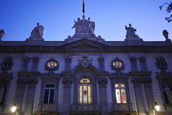 Archivo - Vistas de la fachada de la sede del Supremo, a 21 de diciembre de 2023, en Madrid (España). El ministro de Presidencia, Justicia y Relaciones con las Cortes, y el presidente interino del Tribunal Supremo (TS) se ha reunido hoy, en plena escalada