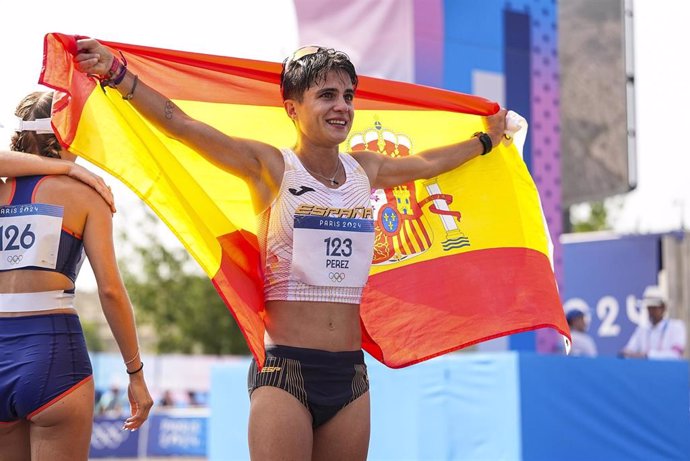 María Pérez tras ganar la medalla de plata en los 20 kms marcha de Paris 2024