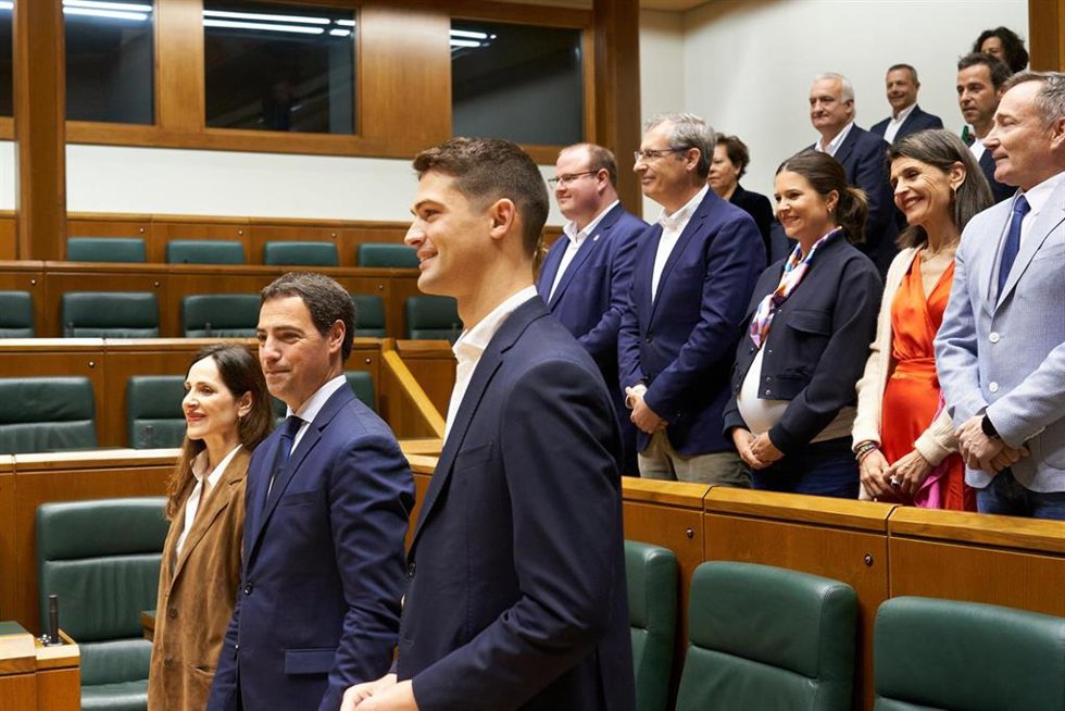 Archivo - La presidenta de la Cámara, la jeltzale Bakartxo Tejeria; el lehendakari, Imanol Pradales, y el portzvoa parlamentario del PNV, Joseba Díez Antxustegi, en el hemiciclo del Parlamento Vasco 