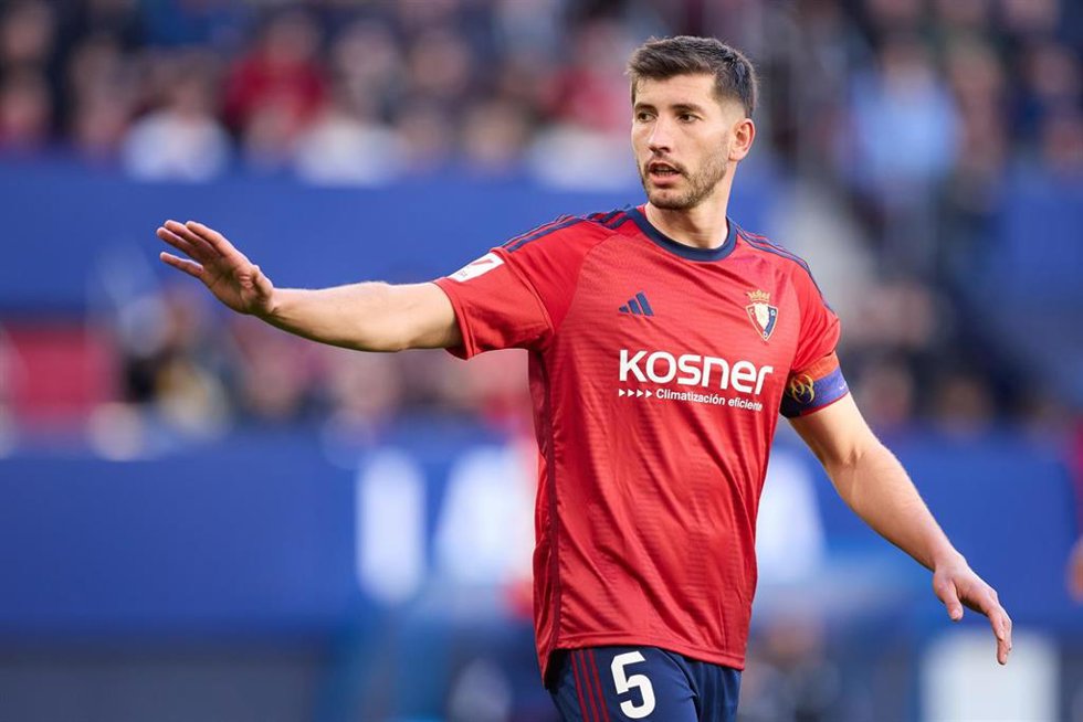 Archivo - El central español David García, capitán del CA Osasuna, ante el Cádiz CF en LaLiga EA Sports 2023-2024.