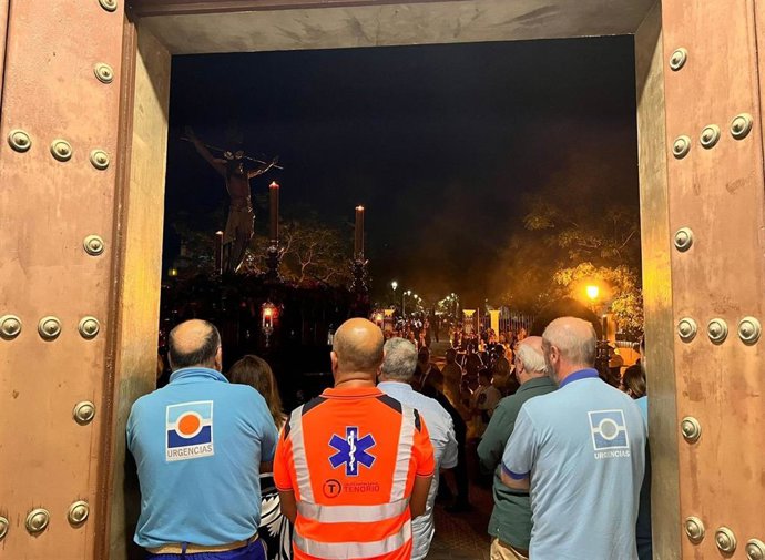 El Stmo. Cristo de los Remedios siendo recibido por el conjunto de profesionales del centro sanitario de Montellano (Sevilla).
