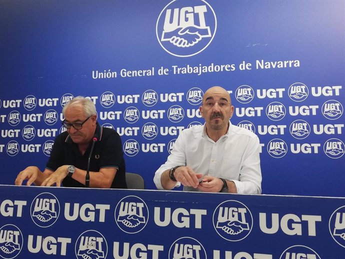 El vicesecretario general de Política Sindical de UGT, Fernando Luján, con el secretario general de UGT en Navarra, Jesús Santos.